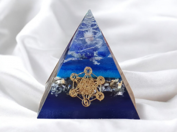 Orgonite pyramide bleu METATRON